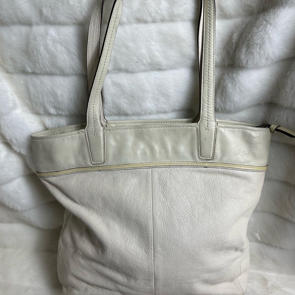Coach leather beige tote bag with front laser cut logo design . - Picture 2 of 13